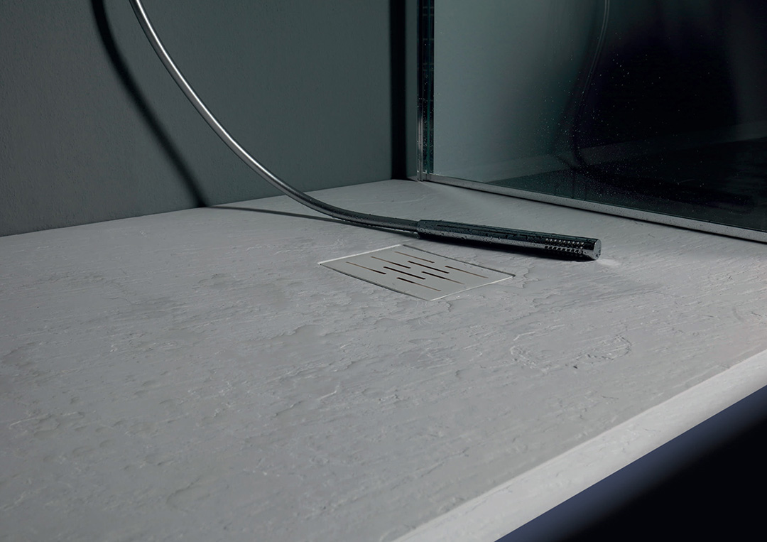 Delo blogpost tendenze bagno 2025 - piatto doccia in ardesia Delo Petra