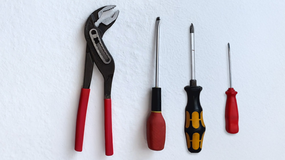 Delo blogpost - sostituire saliscendi doccia - attrezzi