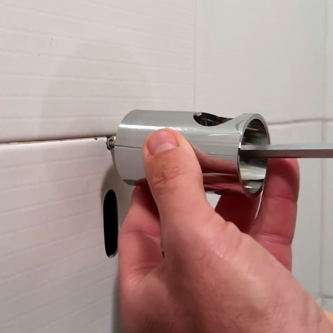 Delo blogpost - sostituire saliscendi doccia - avvitare supporto