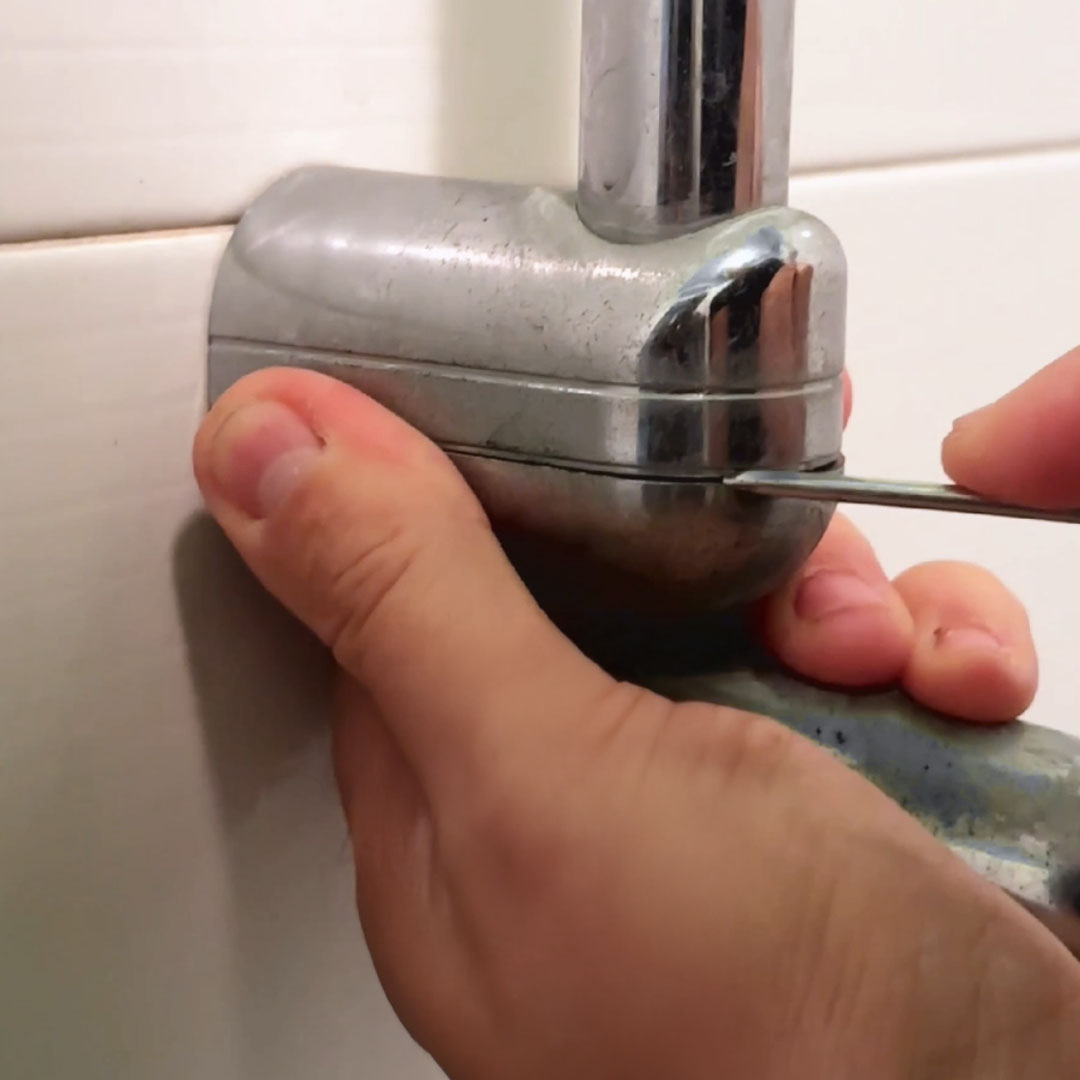 Delo blogpost - sostituire saliscendi doccia - rimuovere vecchio 1