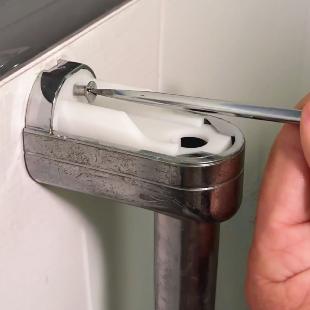 Delo blogpost - sostituire saliscendi doccia - rimuovere vecchio 2